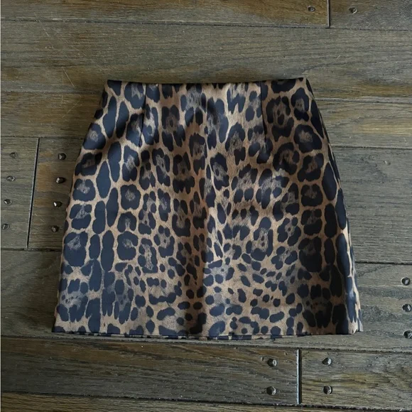H&M cheetah mini skirt - Picture 1 of 3